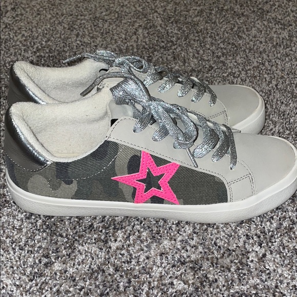 Women’s Time & Tru Pink Star Camo Sneakers - Picture 3 of 5